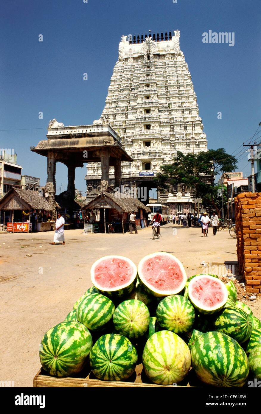 Wassermelone zum Verkauf vor Rajagopuram; Ekambareswarar Tempel; Kanchipuram; Kanchi; Kancheepuram; Tamil Nadu; Indien; Asien Stockfoto