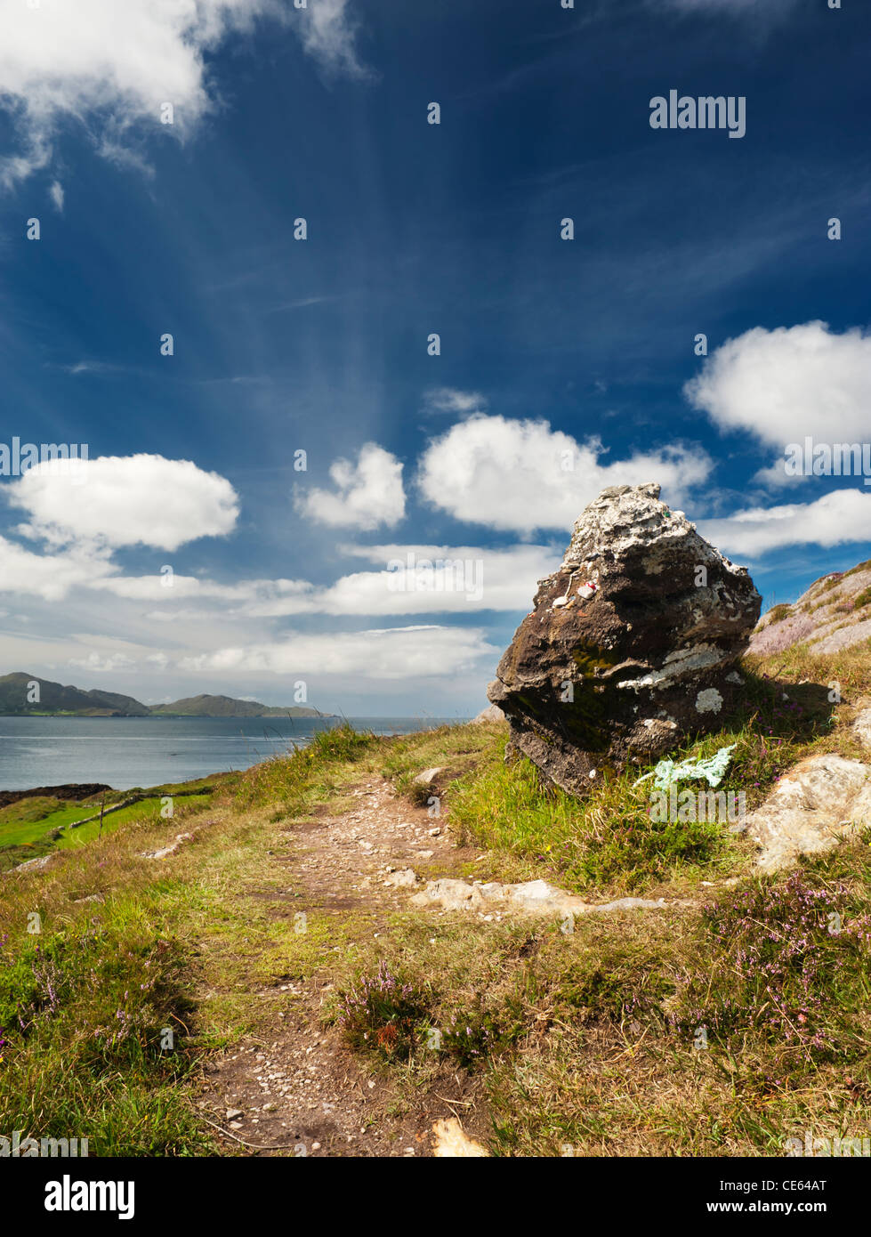 The Hag of Beara, ein Felsen in Kilcatherine, Beara Peninsula, County Cork, Irland, der eine mächtige alte irische weibliche Gottheit darstellt Stockfoto