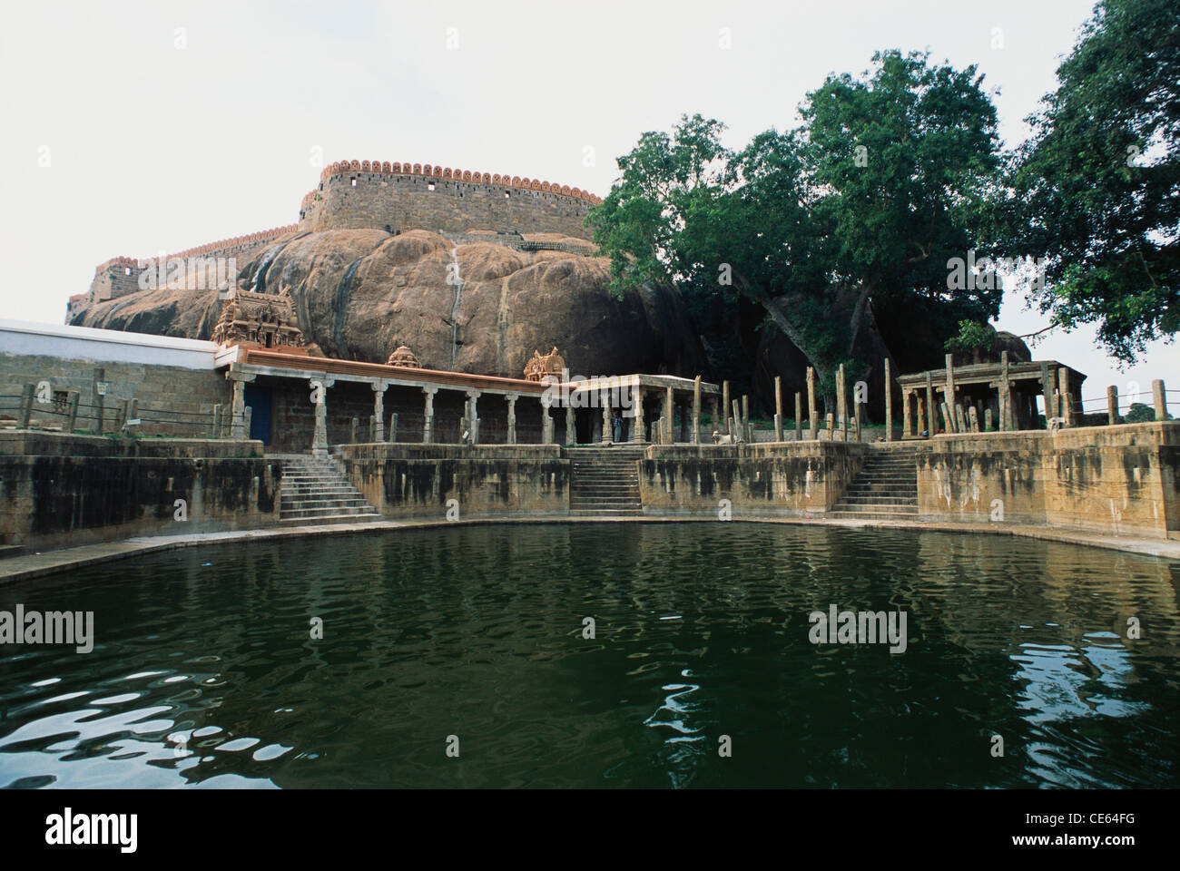 Tirumayam Fort mit Wassertank; Tamil Nadu; Indien Stockfoto