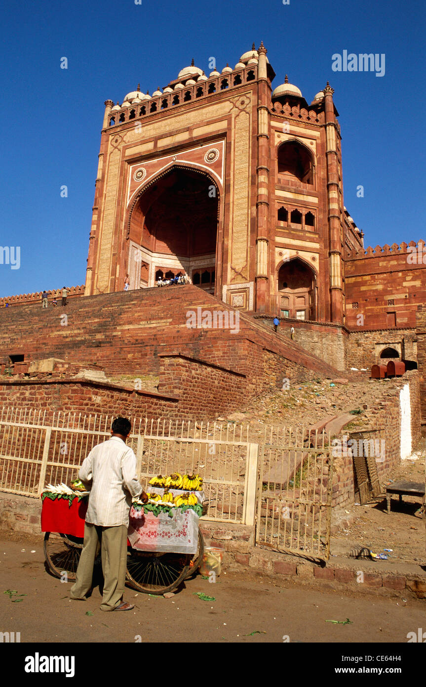 Buland Darwaza Schritte und Obst-Verkäufer; Fatehpur Sikri; Agra; Uttar Pradesh; Indien; Asien Stockfoto
