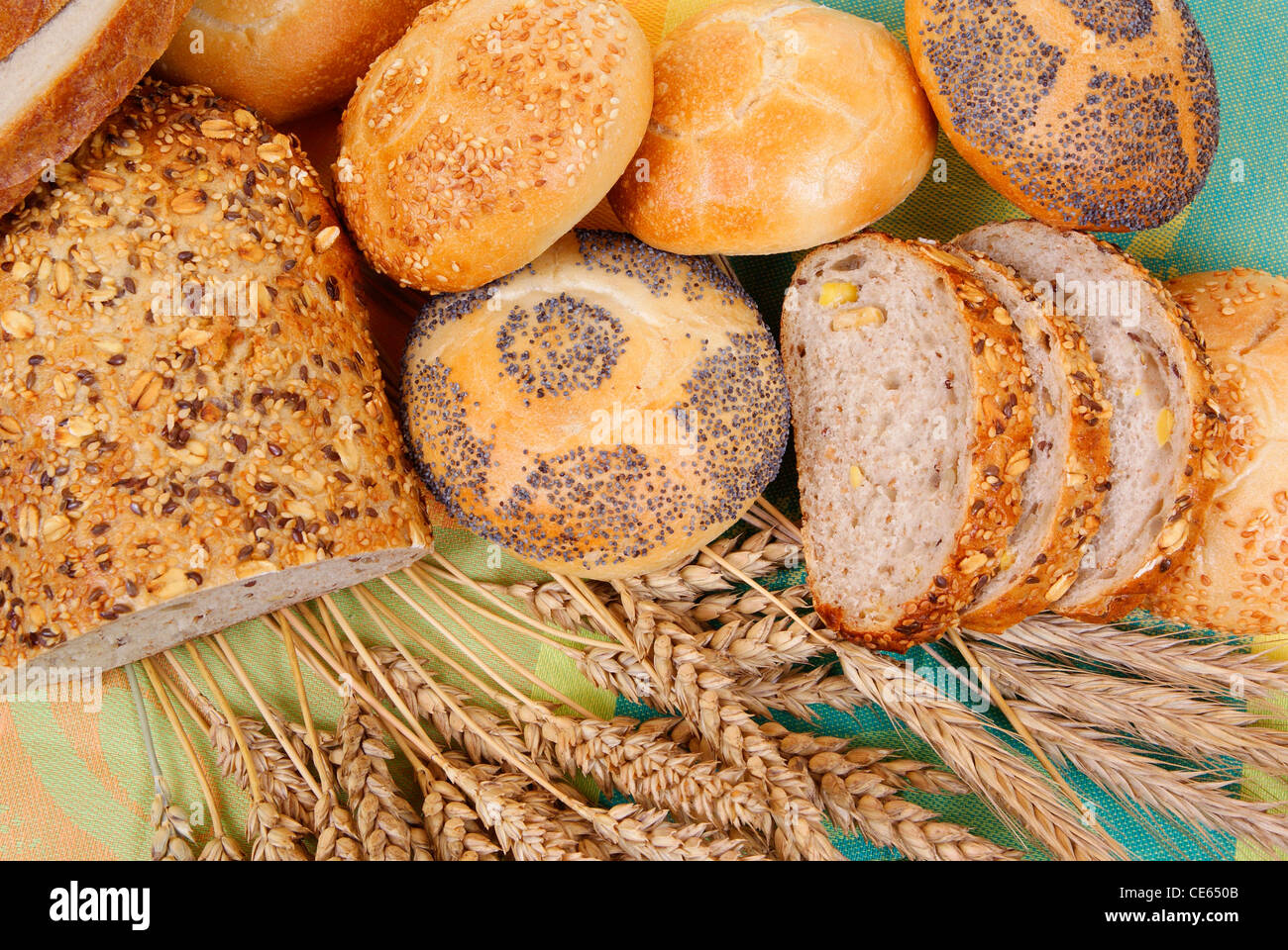 Variablentypen von Brot und Brötchen als Hintergrund Stockfoto
