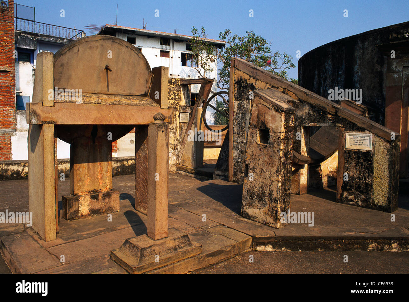 Verschiedenen Yantras am Observatorium; Mahal Mann; Varanasi; Uttar Pradesh; Indien Stockfoto