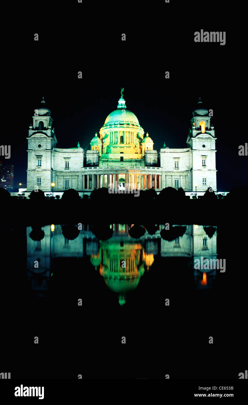 Nachtansicht des Victoria Memorial Spiegelbild im Teich; Calcutta; Westbengalen; Indien Stockfoto