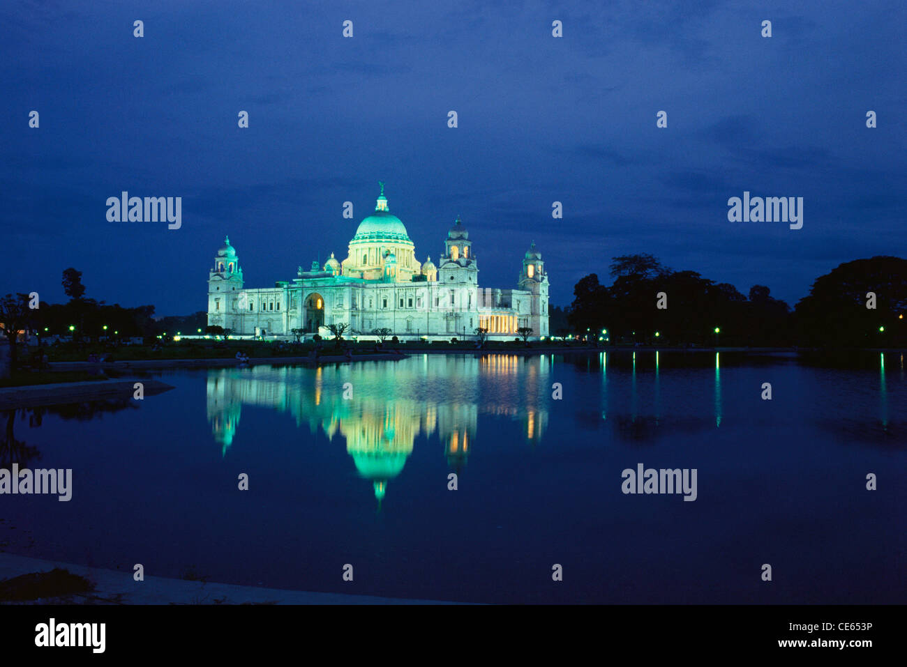 Nachtansicht des Victoria Memorial Spiegelbild im Teich; Calcutta; Westbengalen; Indien Stockfoto