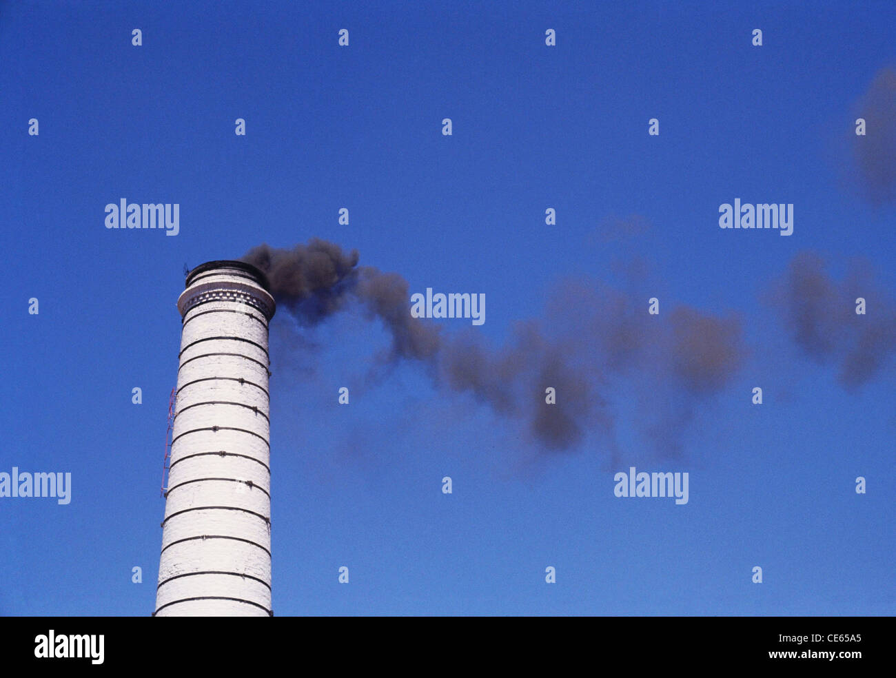 Verschmutzung; schwarzer Rauch aus dem Schornstein; Indien; Asien Stockfoto