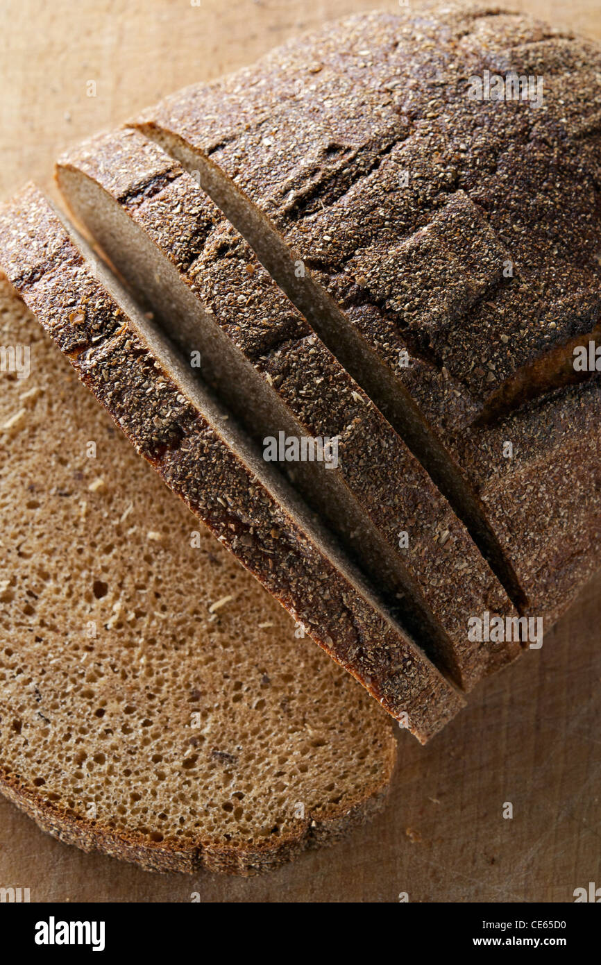 Geschnittenem Brot auf dem Brett Stockfoto