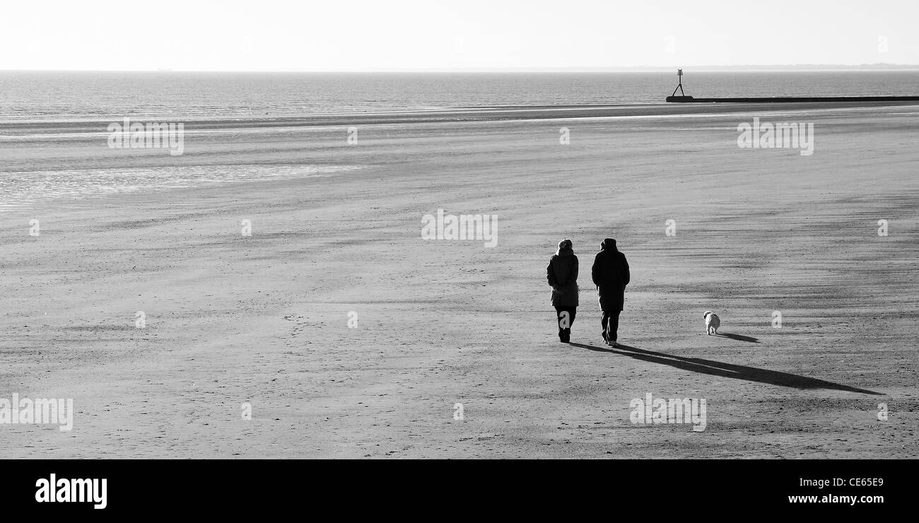 Winter Wandern auf einsamen Strand in Bridlington East Yorkshire Stockfoto