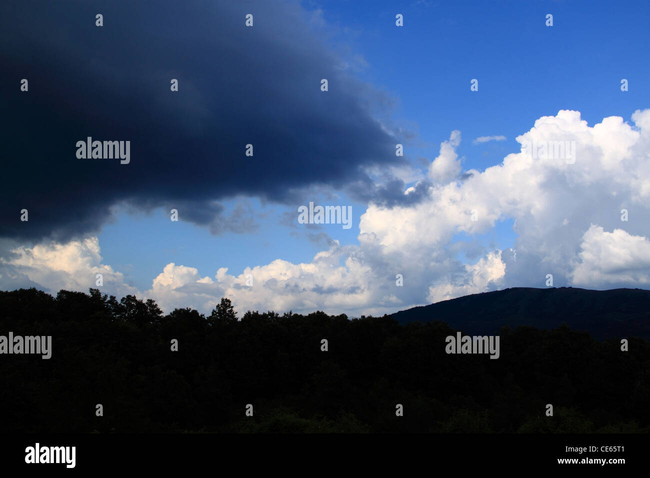 Das Wetter ändert, Zusammenstoß zwischen schwarzen und weißen Wolken Stockfoto