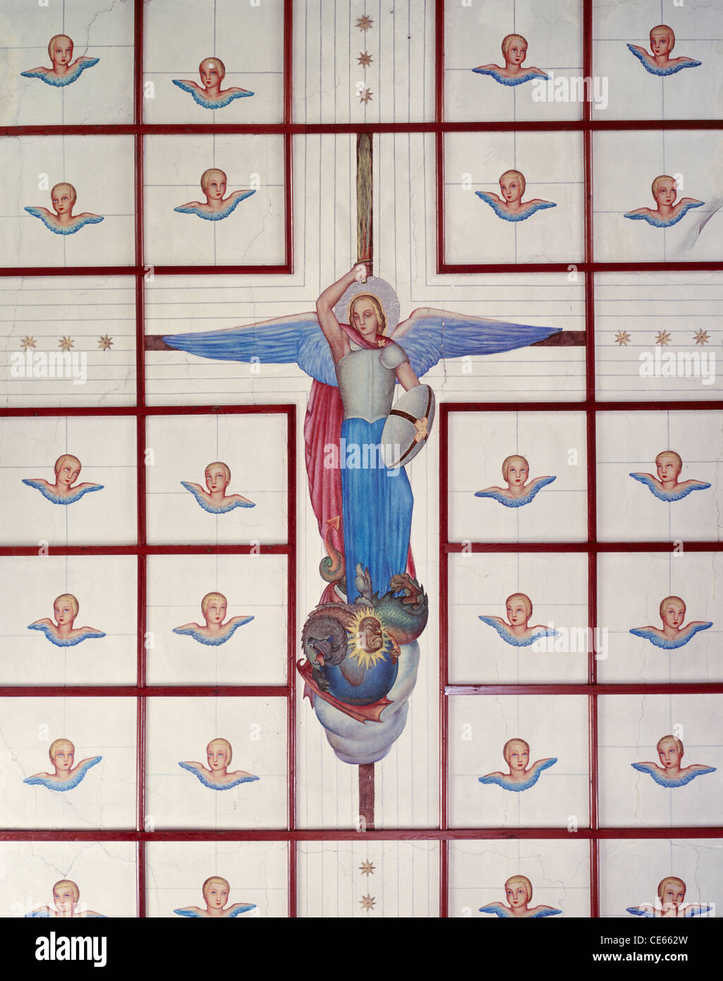 Ein Toni Kralj Gemälde des Kampfes der Erzengel Michael mit dem Satan. Die Kirche des Heiligen Josef, Soca, Primorska, Slowenien. Stockfoto