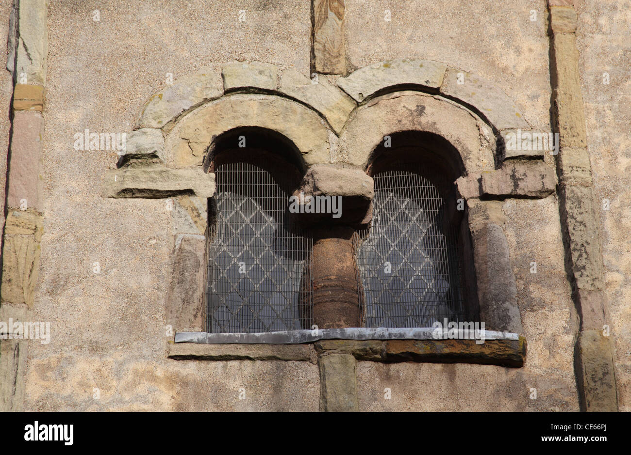 10. Jahrhundert Doppel angelsächsischen Fenster in die Glocke Turm von St. Peter Kirche, Barton-Upon-Humber, Lincolnshire. Stockfoto