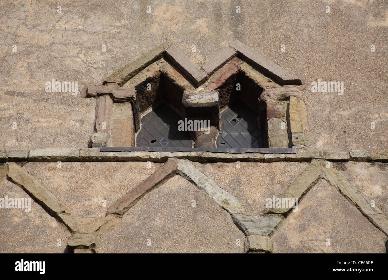 10. Jahrhundert angelsächsischen leitete Dreiecksfenster in der Glocke Turm von St. Peter Kirche, Barton-Upon-Humber, Lincolnshire Stockfoto