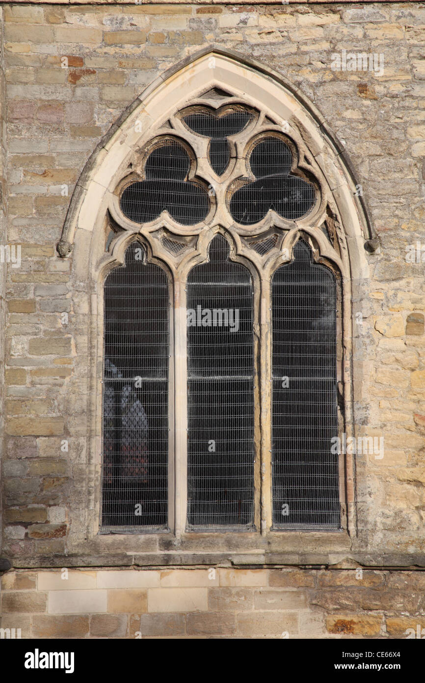 Netzartige Maßwerk in einem 14. Jahrhundert Fenster (wiederhergestellt), St.-Peter Kirche, Barton-Upon-Humber, Lincolnshire. Stockfoto