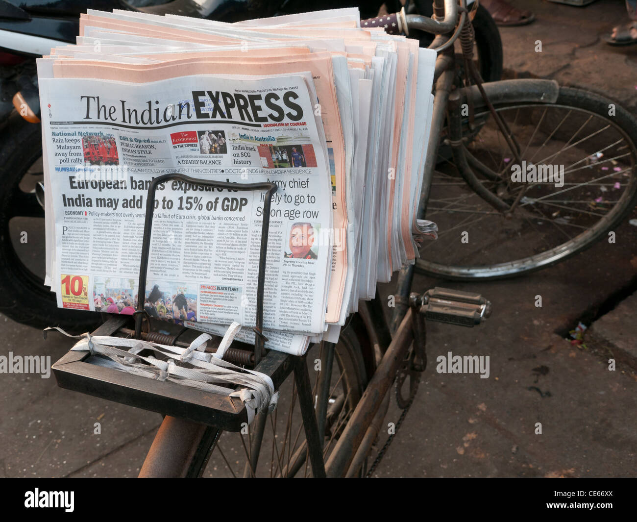 Der Indian Express Zeitung auf einem Fahrrad Lieferung in Mumbai Indien Stockfoto
