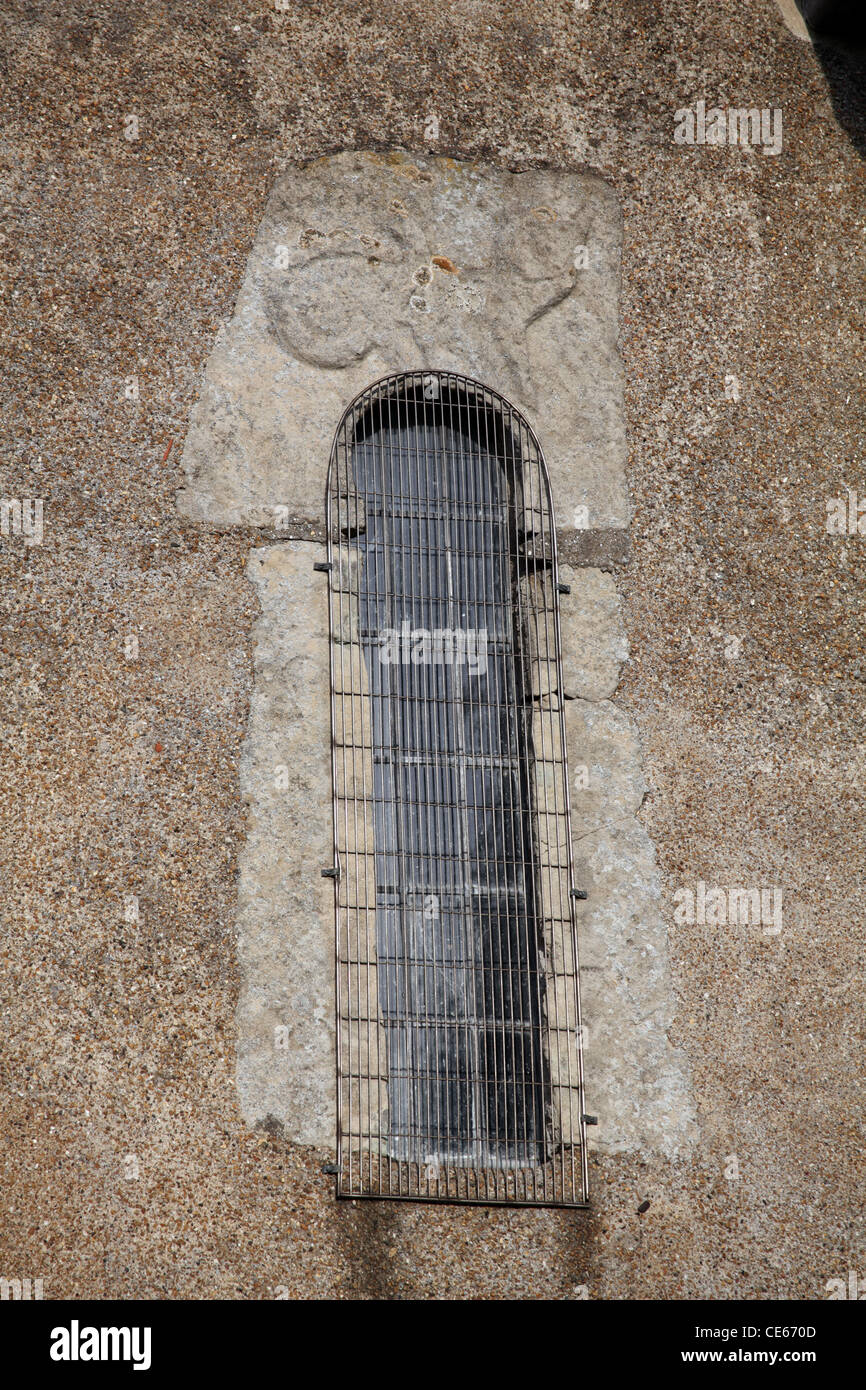 Angelsächsischen Fenster mit dem Schnitzen einer Katze an der Spitze, St. Barnabas Church, Barnetby-le-Wold, Lincolnshire Stockfoto