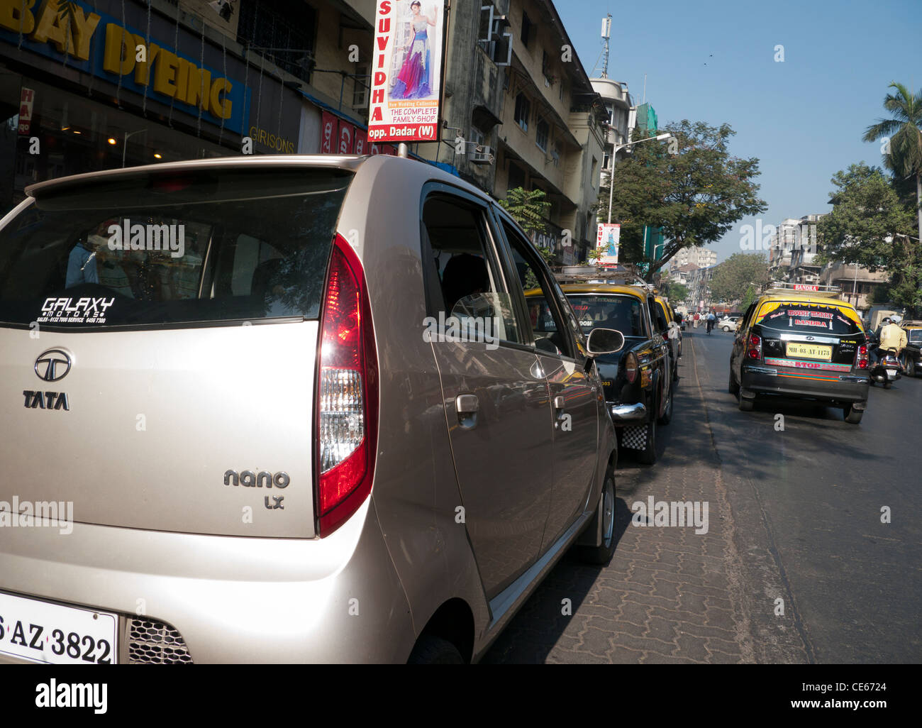 Ein Tata Nano Auto auf der Straße in Mumbai Indien Stockfoto