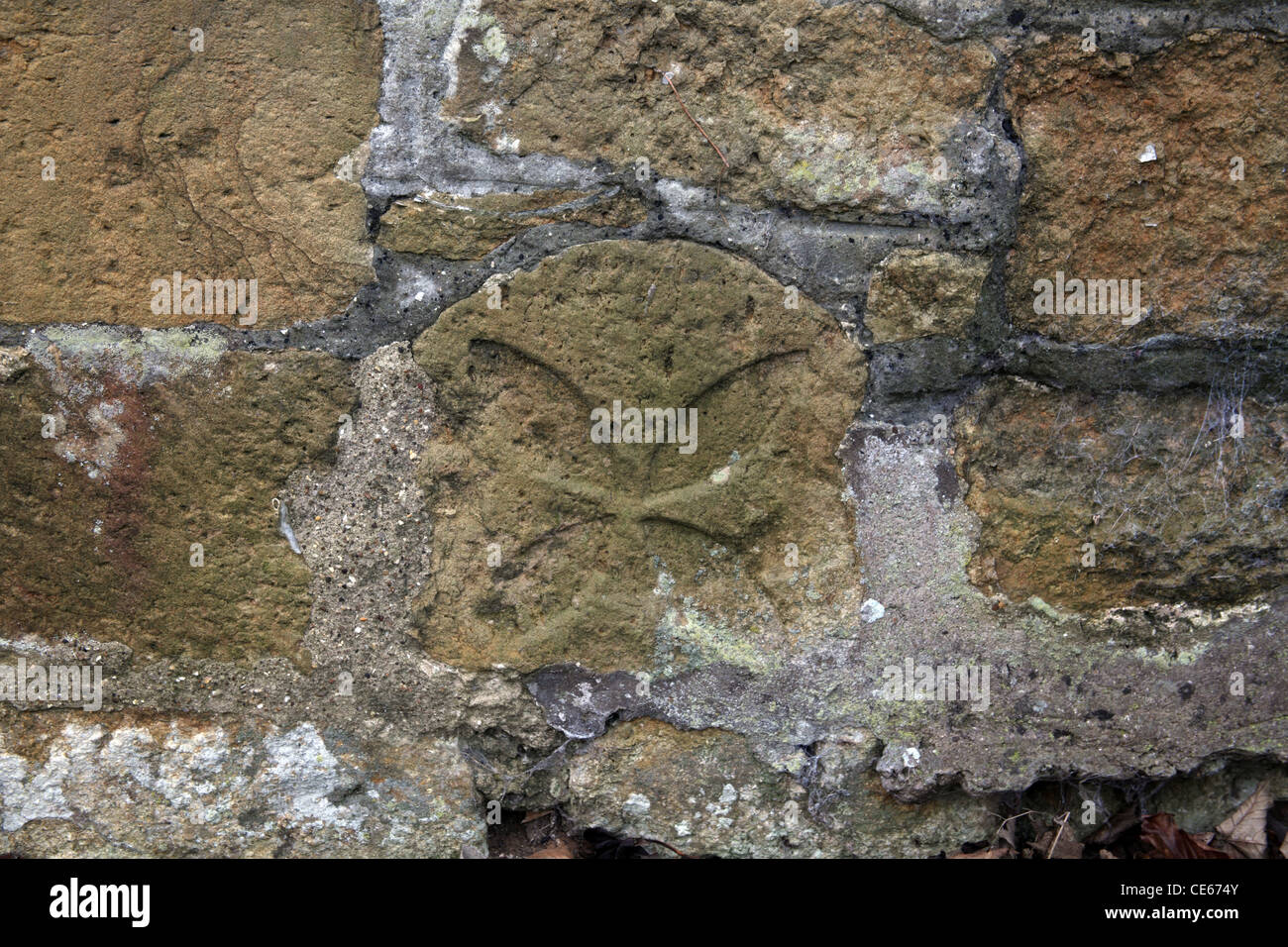 11. Jahrhundert Grabmarke oder Votivkreuz in die Wand der St. Nicholas' Church, Cuxwold, Swallow, North Lincolnshire gebaut Stockfoto