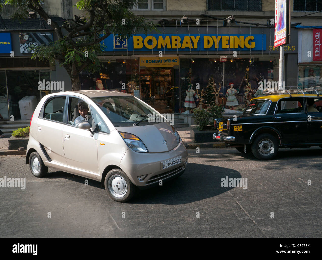 Ein Tata Nano Auto auf der Straße in Mumbai Indien Stockfoto