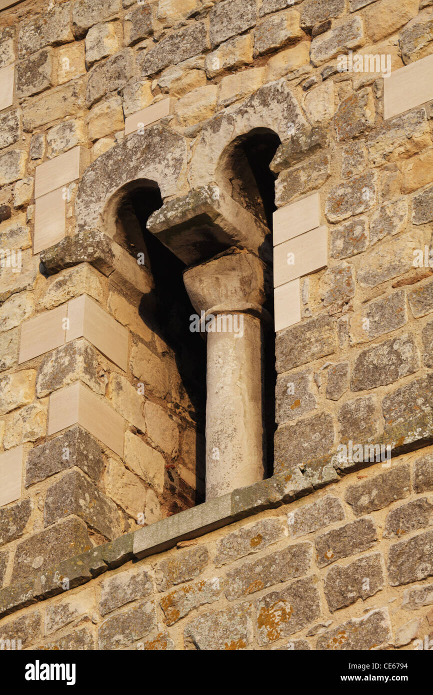 Anglo-Saxon 11.Jahrhundert Doppel, rundköpfigen Glockenturm Windows mit monolithischen Köpfen und Mid Wand Wellen Stockfoto