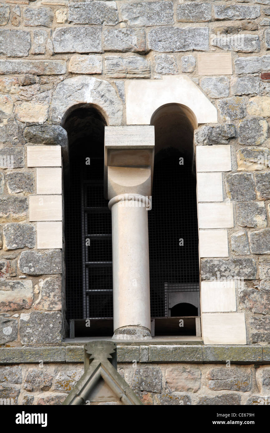 Anglo-Saxon 11.Jahrhundert Doppel, rundköpfigen Glockenturm Windows mit monolithischen Köpfen und Mid Wand Wellen stark restauriert Stockfoto