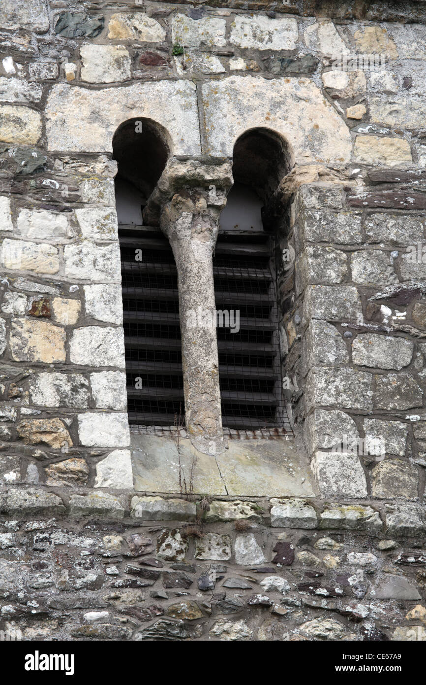 Anglo-Saxon 11.Jahrhundert Doppel, rundköpfigen Glockenturm Windows mit monolithischen Köpfen und Mid Wand Wellen Stockfoto