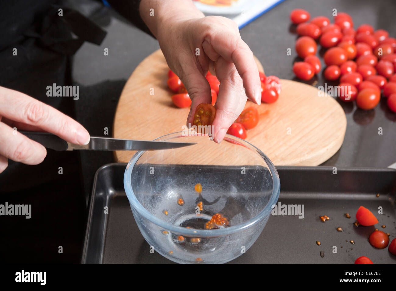 Tomaten schneiden Stockfoto