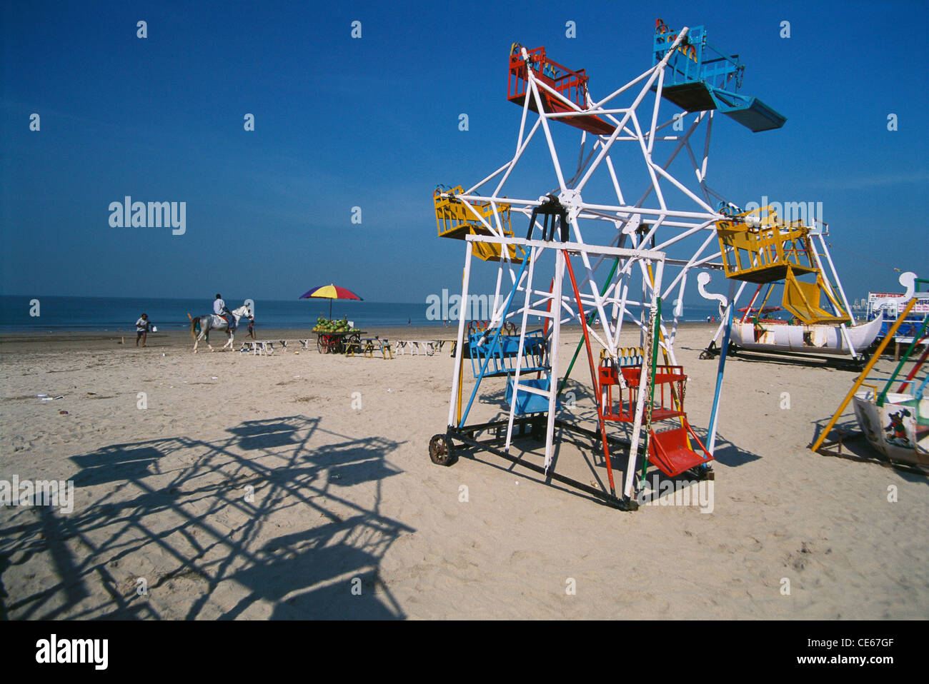 Kleines Riesenrad; Kokospalme; Pferderitt; Juhu Beach; Bombay; Mumbai; Maharashtra; Indien; Asien Stockfoto