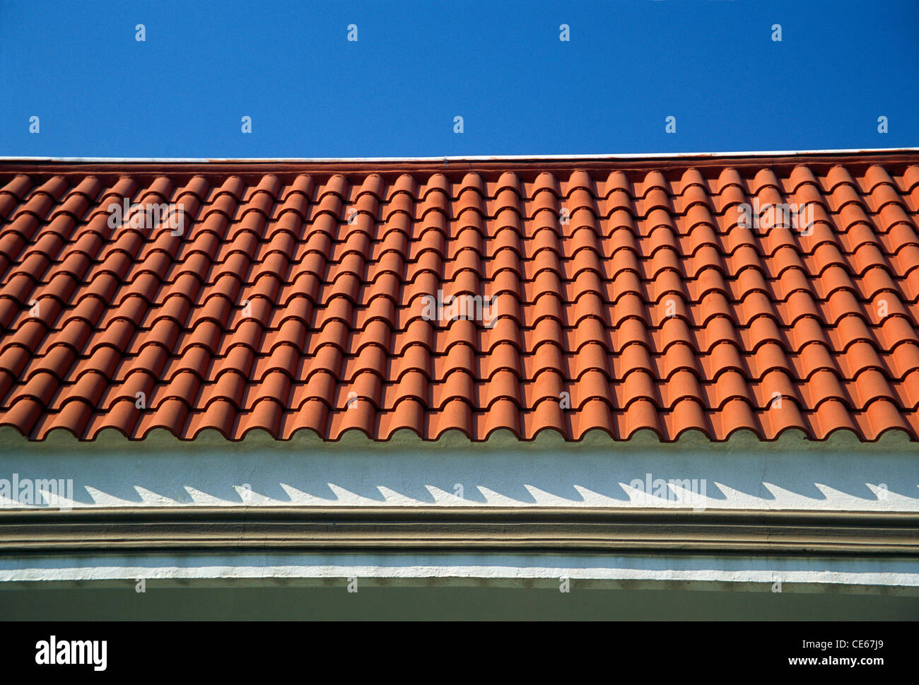 Dachziegel; Lehm-Dachziegel; natürliche Lehm-Dachziegel; Bungalow; Indien; Asien Stockfoto