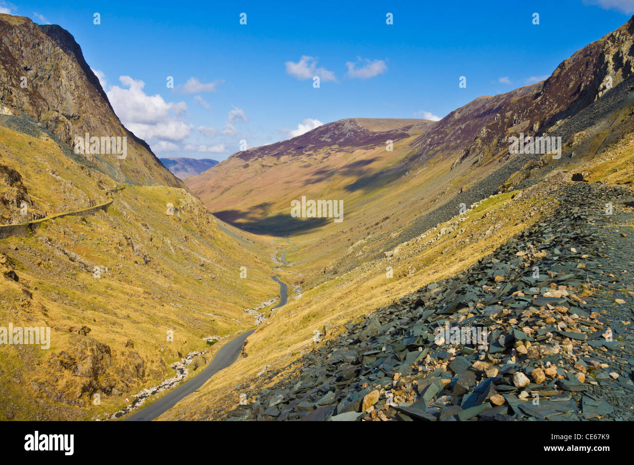 Angesichts der Honister Pass von der Schiefer Bergwerk und Steinbruch Cumbria Lake District England UK GB EU Europa Stockfoto