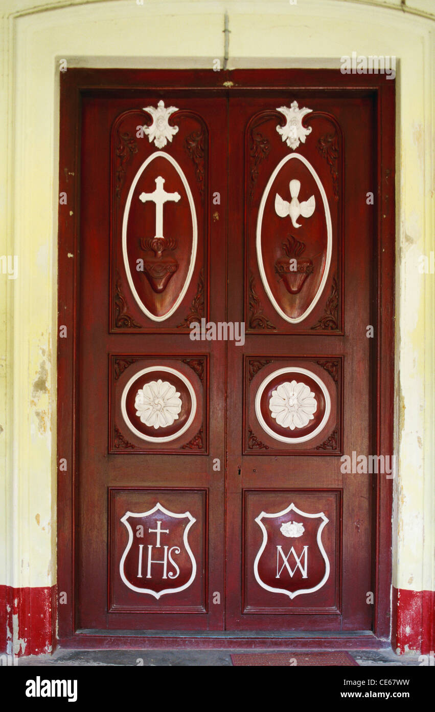 Tür des Sacred Heart Church; Chandernagore; Westbengalen; Indien Stockfoto