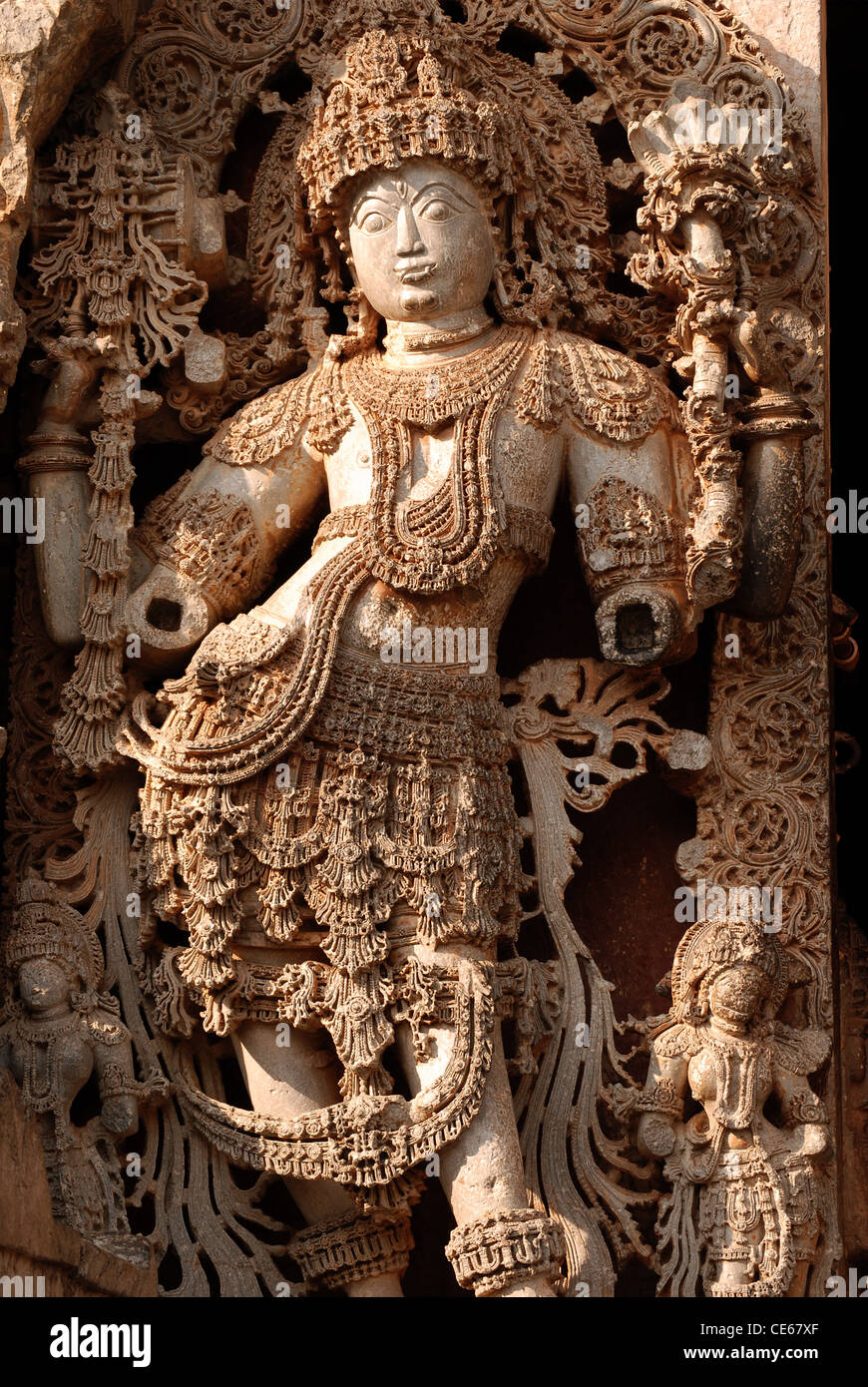 eine fein geschnitzten Tempel Skulptur am Hoysaleswara Tempel, Dorasamudra, Karnataka, Indien Stockfoto