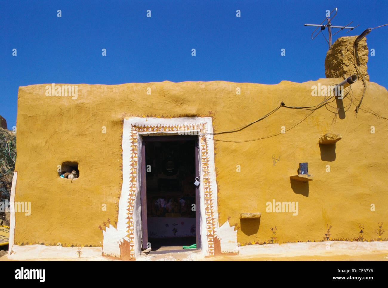 Mud Haus bemalt Wände und Nische und Schritte und TV-Antenne; Jaisalmer; Rajasthan; Indien; Asien Stockfoto