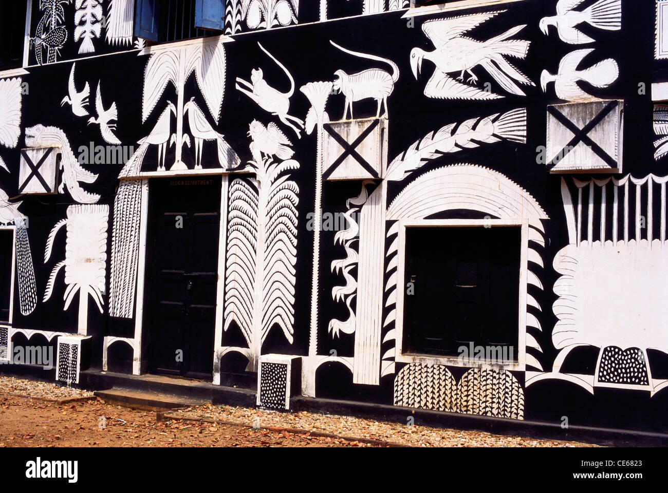 Tür und Fenster und Wand schwarz und weiß lackiert; Shantiniketan; Bolpur; Birbhum Bezirk; West Bengalen; Indien; Asien Stockfoto
