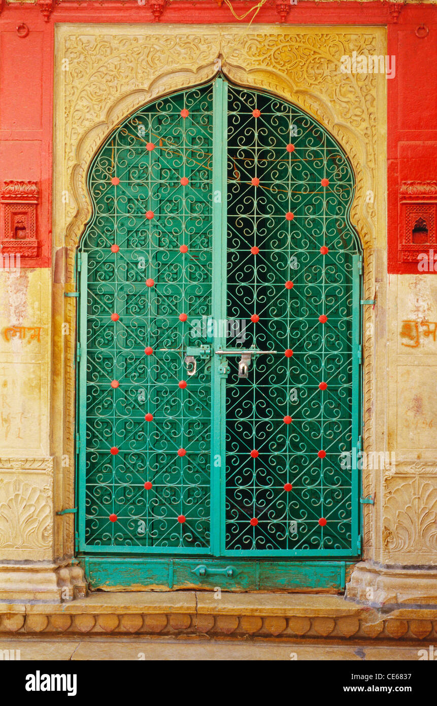 Tür aus Eisen grün lackiert; Jaisalmer; Rajasthan; Indien; Asien Stockfoto