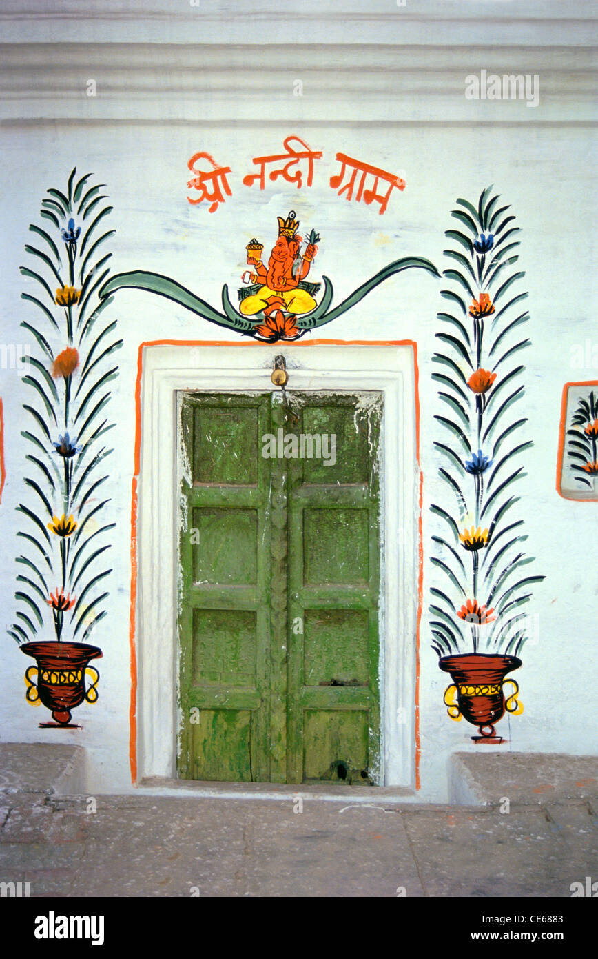 Geschlossene Tür und Wände mit Ganesh gemalt; Varanasi; Uttar Pradesh; Indien; Asien Stockfoto