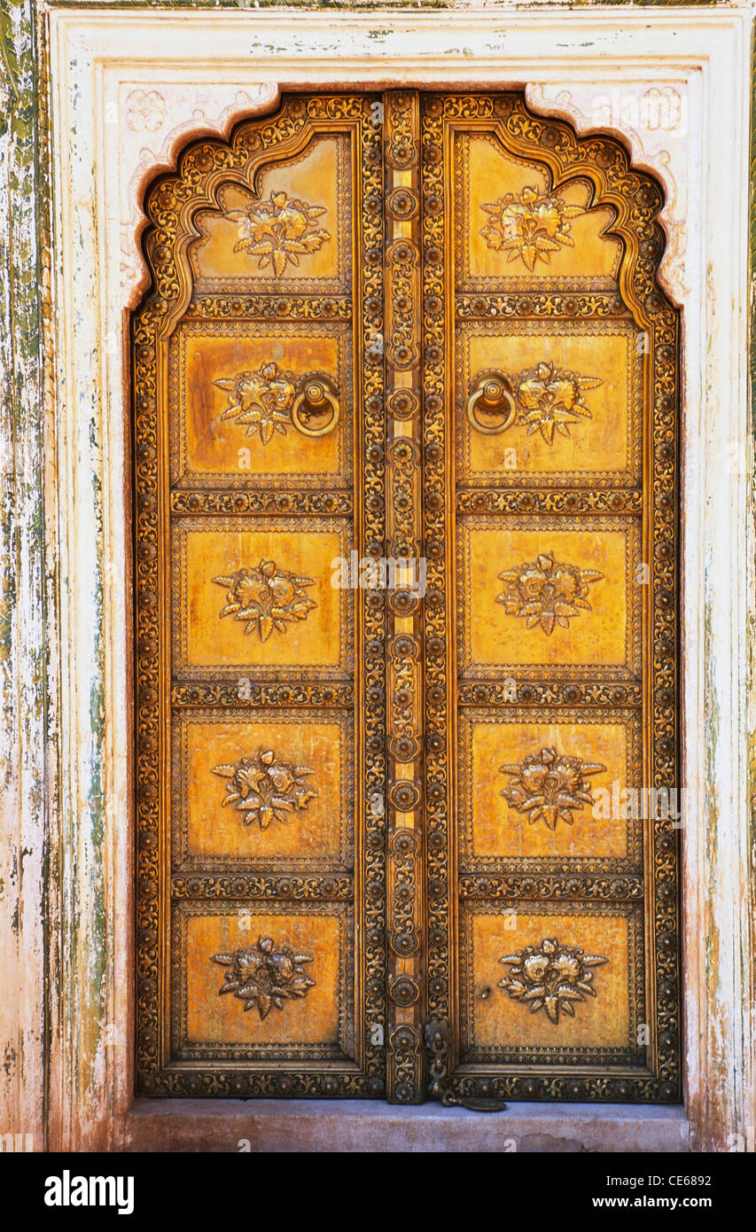Reich geprägtem Messing Gremium für Tür des Stadtschlosses, Jaipur; Rajasthan; Indien Stockfoto