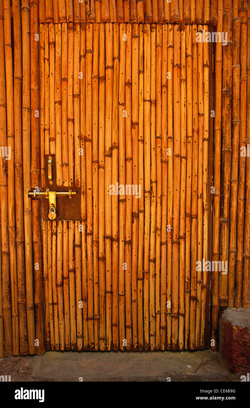 Geschlossene Tür und Wand aus Bambus; Tarkarli; MTDC Holiday Resort; Malvan; Maharashtra; Indien; Asien Stockfoto