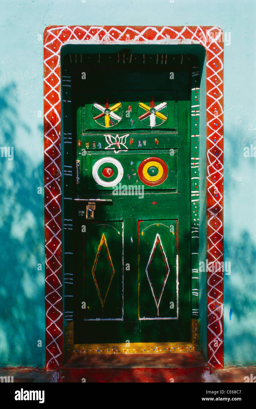 Bemalt grün geschlossene Tür; Hospet; Hosapete; Ballari District; Karnataka; Indien; Asien Stockfoto