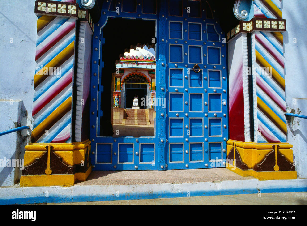 Riesige Tür des alten Hauses; Bhuj; Rann von Kutch; Kachchh Bezirk; Gujarat; Indien; Asien Stockfoto