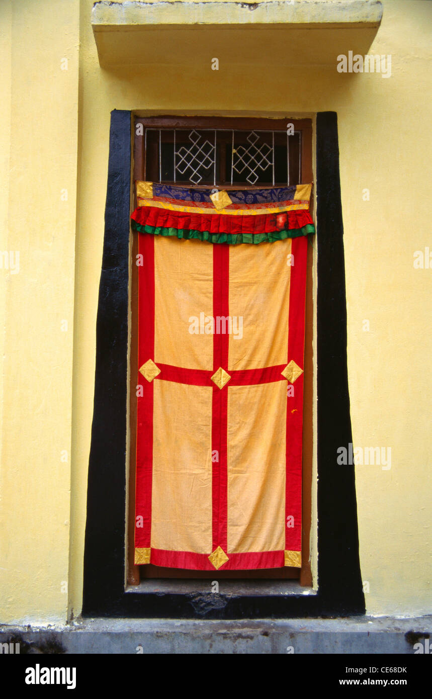 Vorhang auf geschlossener Tür des Buddhistischen Mönchshauses; McLeod Ganj; Macleod Gunj; Dharamshala; Kangra; Himachal Pradesh; Indien; Asien Stockfoto