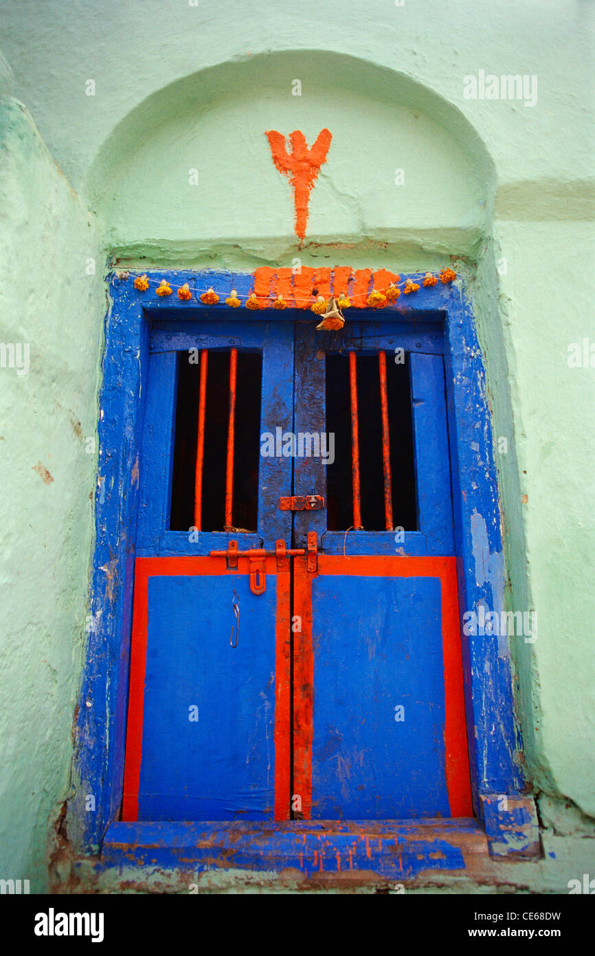 Ländliche geschlossene Metalltür rot und blau gemalt; Sinnar; Maharashtra; Indien; Asien Stockfoto