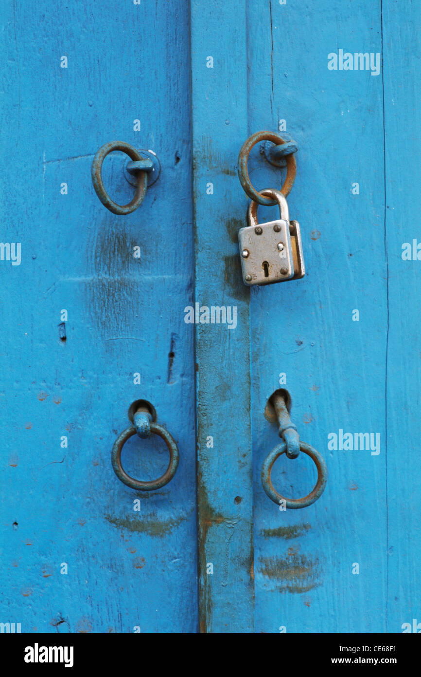 Blau bemalte Tür mit Schloss und Metallringen kadi; Pune; Maharashtra; Indien; Asien Stockfoto