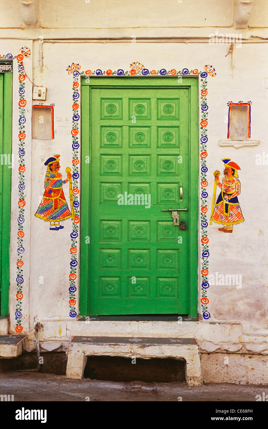 Verschlossene Tür grün lackiert; Udaipur; Rajasthan; Indien; Asien Stockfoto