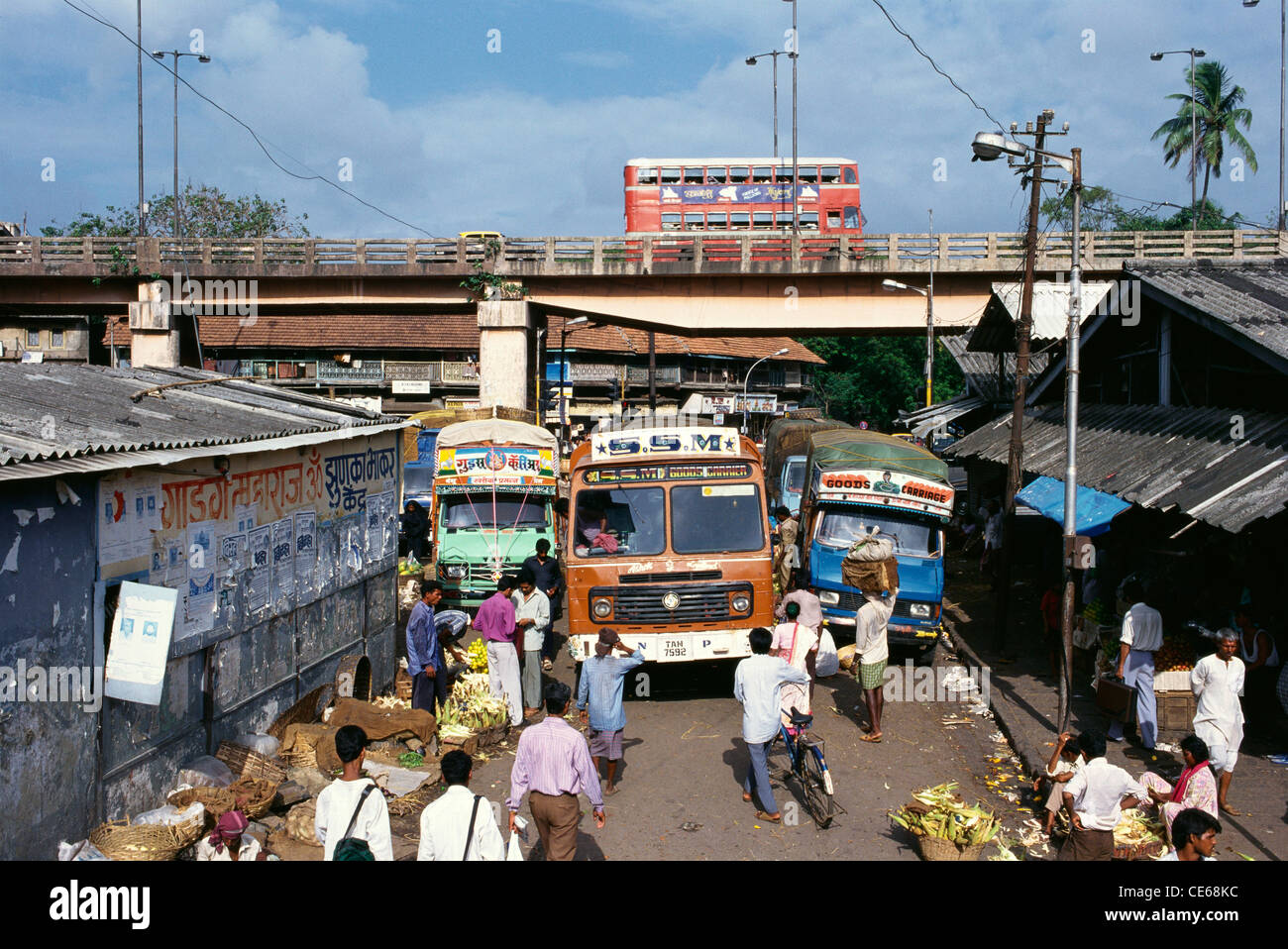 Überführung; Flyover Brücke über überlastete Straße; Bombay; Mumbai; Maharashtra; Indien; Asien Stockfoto