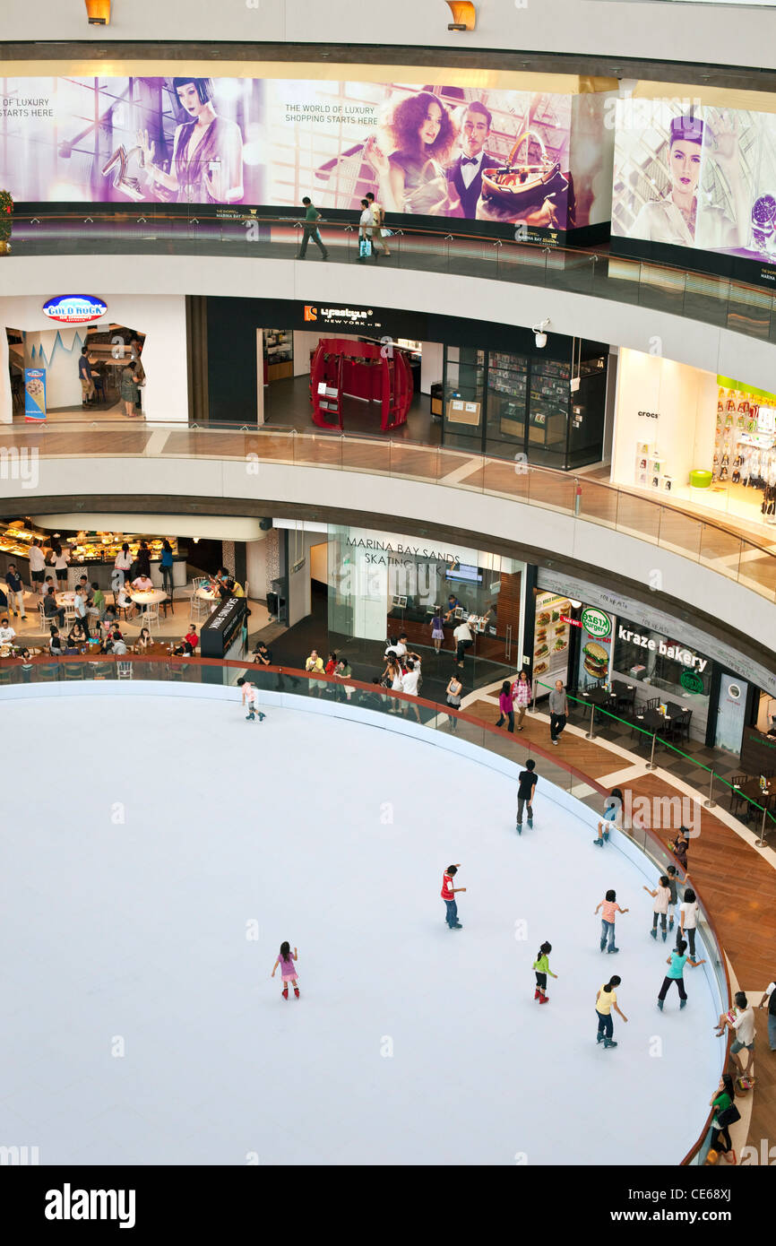 Eisbahn in The Shoppes at Marina Bay Sands.  Marina Bay, Singapur Stockfoto