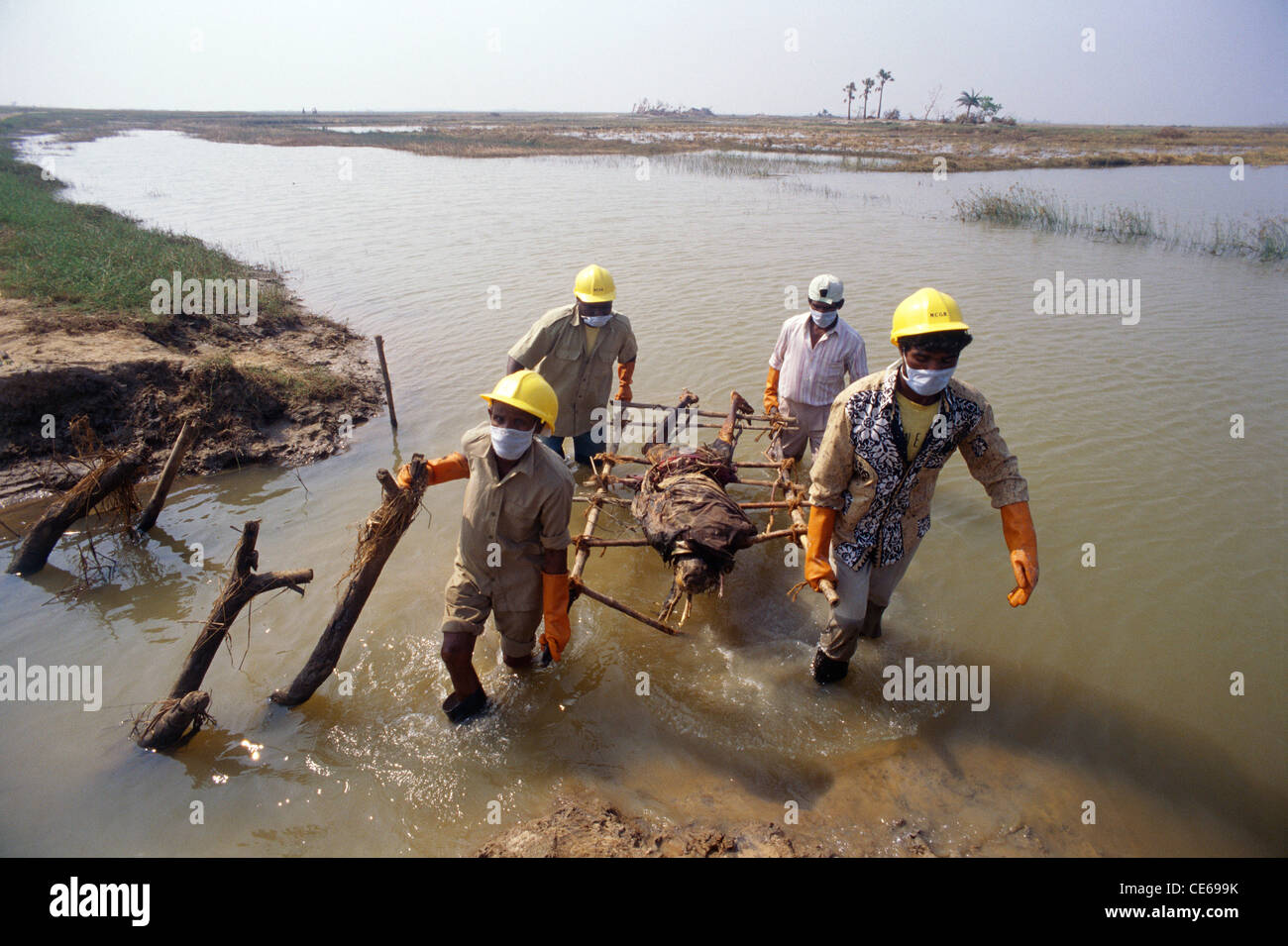 Männer halten Leiche zu retten; Zyklon in Orissa; Indien November 1999 Stockfoto