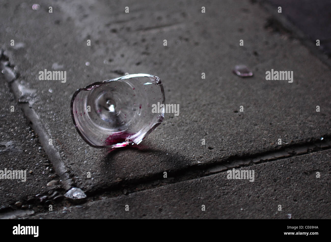 Gebrochene Glas Wein auf der Straße links Stockfoto