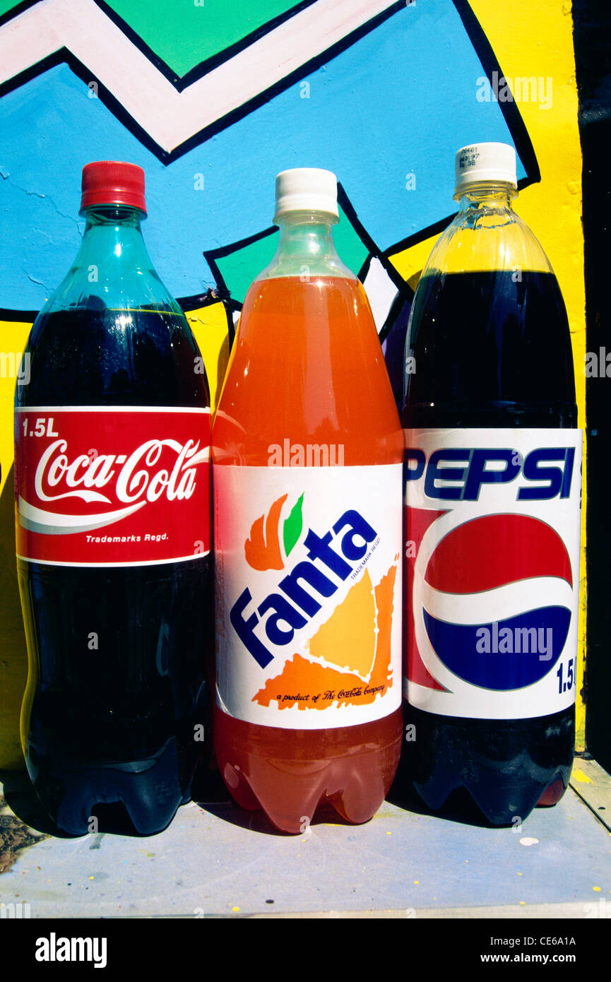 Kalte Getränke Flaschen 1,5 Liter Kunststoff-Flasche Pepsi Fanta und Coca  Cola Stockfotografie - Alamy