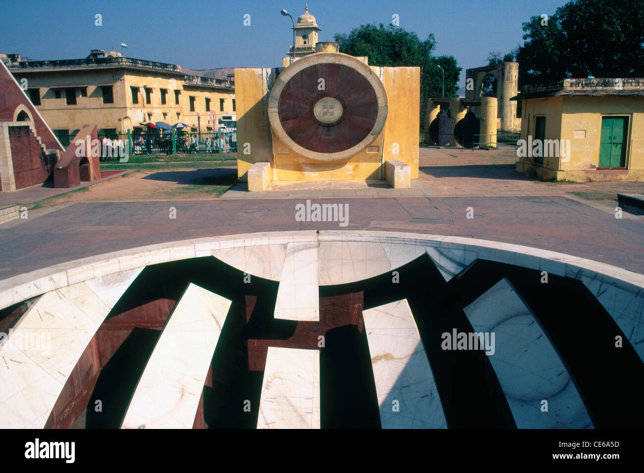 Narivalaya Dakshin gola und Jaiprakash yantra; Jantar Mantar; architektonische astronomische Instrument; Jaipur; Rajasthan; Indien; Asien Stockfoto