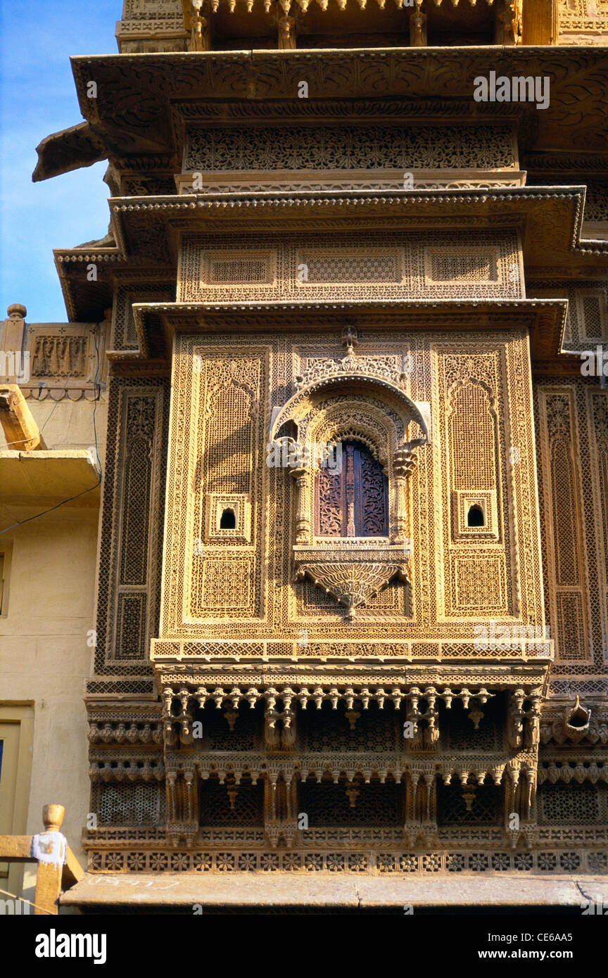 Jharokha; Jharoka Balkon geschlossen Fenster; Nathmal Ki Haveli; Nathmal ji Ki Haveli; Nathmalji Haveli; Jaisalmer; Rajasthan; Indien; Asien Stockfoto