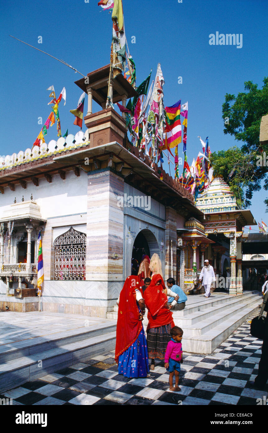 Indische ländliche Frauen am Ramdevra Tempel; Pokhran; Jaisalmer Bezirk; Rajasthan; Indien; asien Stockfoto